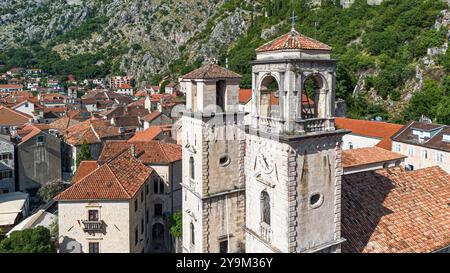 Aus der Vogelperspektive der Kathedrale von St. Tryphon in der Altstadt von Kotor am Ende der Bucht von Kotor an der Küste der Adria in Montenegro Stockfoto