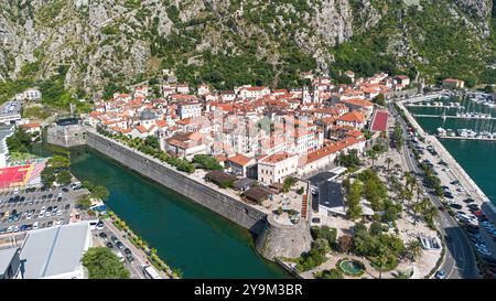 Überblick über die befestigte Altstadt von Kotor in Montenegro - mittelalterliche ummauerte Stadt am Ende der Bucht von Kotor an der Küste der Adria Stockfoto