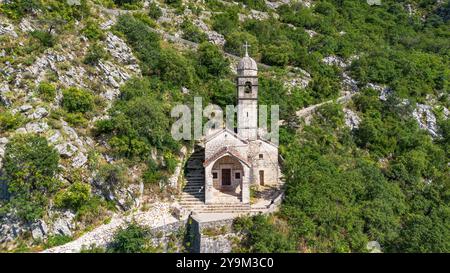 Blick aus der Vogelperspektive auf die Kirche unserer Lieben Frau von Remedy, die auf dem Hang des Berges St. John über der Altstadt von Kotor in Montenegro thront Stockfoto