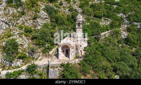 Blick aus der Vogelperspektive auf die Kirche unserer Lieben Frau von Remedy, die auf dem Hang des Berges St. John über der Altstadt von Kotor in Montenegro thront Stockfoto