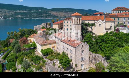 Aus der Vogelperspektive der St. Jerome Kirche in Herceg Novi, einer Stadt am westlichen Eingang der Bucht von Kotor an der Küste der Adria in Stockfoto