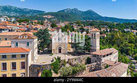 Aus der Vogelperspektive der St. Jerome Kirche in Herceg Novi, einer Stadt am westlichen Eingang der Bucht von Kotor an der Küste der Adria in Stockfoto