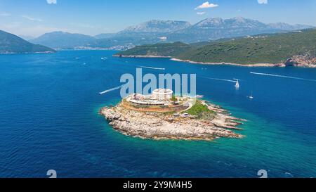 Luftaufnahme der Festung Lastavica auf der Insel Mamula am Eingang der Bucht von Kotor in der Adria, Montenegro - Antike Konzentrationskamera Stockfoto