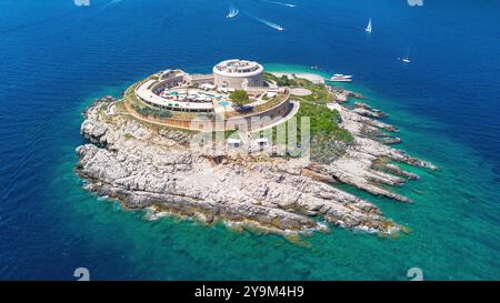Luftaufnahme der Festung Lastavica auf der Insel Mamula am Eingang der Bucht von Kotor in der Adria, Montenegro - Antike Konzentrationskamera Stockfoto