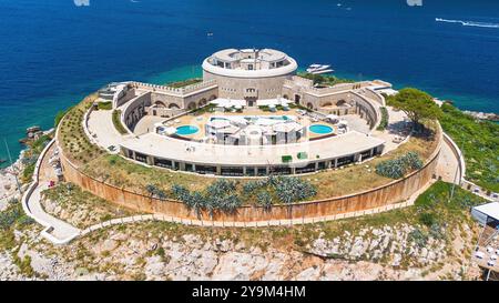 Luftaufnahme der Festung Lastavica auf der Insel Mamula am Eingang der Bucht von Kotor in der Adria, Montenegro - Antike Konzentrationskamera Stockfoto