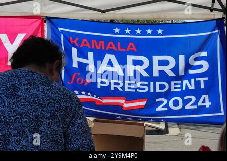 Mesa, Arizona, USA. Oktober 2024. Die Vizepräsidentin und Kandidatin der Demokratischen Partei Kamala Harris versammelte ihre Anhänger im Rawhide Event Center in Chandler, Arizona, einem zentralen Schlachtfeld des Präsidentschaftswahlkampfs 2024. Am Tag nach Beginn der frühen Wahlen forderte Harris die Arizonaner auf, ihre Stimmzettel frühzeitig abzugeben und betonte die Bedeutung des Staates für die Gestaltung der nationalen Ergebnisse. Dies ist ihr zweiter Besuch in Arizona in den letzten zwei Wochen und ihr dritter in den letzten zwei Monaten. (Kreditbild: © Eduardo Barraza/ZUMA Press Wire) NUR REDAKTIONELLE VERWENDUNG! Nicht für kommerzielle ZWECKE! Stockfoto