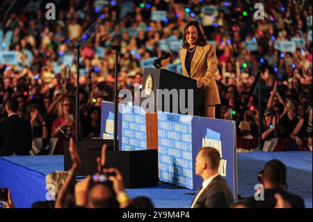 Mesa, Arizona, USA. Oktober 2024. Die Vizepräsidentin und Kandidatin der Demokratischen Partei Kamala Harris versammelte ihre Anhänger im Rawhide Event Center in Chandler, Arizona, einem zentralen Schlachtfeld des Präsidentschaftswahlkampfs 2024. Am Tag nach Beginn der frühen Wahlen forderte Harris die Arizonaner auf, ihre Stimmzettel frühzeitig abzugeben und betonte die Bedeutung des Staates für die Gestaltung der nationalen Ergebnisse. Dies ist ihr zweiter Besuch in Arizona in den letzten zwei Wochen und ihr dritter in den letzten zwei Monaten. (Kreditbild: © Eduardo Barraza/ZUMA Press Wire) NUR REDAKTIONELLE VERWENDUNG! Nicht für kommerzielle ZWECKE! Stockfoto