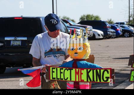 Mesa, Arizona, USA. Oktober 2024. Die Vizepräsidentin und Kandidatin der Demokratischen Partei Kamala Harris versammelte ihre Anhänger im Rawhide Event Center in Chandler, Arizona, einem zentralen Schlachtfeld des Präsidentschaftswahlkampfs 2024. Am Tag nach Beginn der frühen Wahlen forderte Harris die Arizonaner auf, ihre Stimmzettel frühzeitig abzugeben und betonte die Bedeutung des Staates für die Gestaltung der nationalen Ergebnisse. Dies ist ihr zweiter Besuch in Arizona in den letzten zwei Wochen und ihr dritter in den letzten zwei Monaten. (Kreditbild: © Eduardo Barraza/ZUMA Press Wire) NUR REDAKTIONELLE VERWENDUNG! Nicht für kommerzielle ZWECKE! Stockfoto