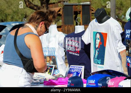 Mesa, Arizona, USA. Oktober 2024. Die Vizepräsidentin und Kandidatin der Demokratischen Partei Kamala Harris versammelte ihre Anhänger im Rawhide Event Center in Chandler, Arizona, einem zentralen Schlachtfeld des Präsidentschaftswahlkampfs 2024. Am Tag nach Beginn der frühen Wahlen forderte Harris die Arizonaner auf, ihre Stimmzettel frühzeitig abzugeben und betonte die Bedeutung des Staates für die Gestaltung der nationalen Ergebnisse. Dies ist ihr zweiter Besuch in Arizona in den letzten zwei Wochen und ihr dritter in den letzten zwei Monaten. (Kreditbild: © Eduardo Barraza/ZUMA Press Wire) NUR REDAKTIONELLE VERWENDUNG! Nicht für kommerzielle ZWECKE! Stockfoto