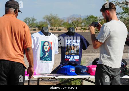 Mesa, Arizona, USA. Oktober 2024. Die Vizepräsidentin und Kandidatin der Demokratischen Partei Kamala Harris versammelte ihre Anhänger im Rawhide Event Center in Chandler, Arizona, einem zentralen Schlachtfeld des Präsidentschaftswahlkampfs 2024. Am Tag nach Beginn der frühen Wahlen forderte Harris die Arizonaner auf, ihre Stimmzettel frühzeitig abzugeben und betonte die Bedeutung des Staates für die Gestaltung der nationalen Ergebnisse. Dies ist ihr zweiter Besuch in Arizona in den letzten zwei Wochen und ihr dritter in den letzten zwei Monaten. (Kreditbild: © Eduardo Barraza/ZUMA Press Wire) NUR REDAKTIONELLE VERWENDUNG! Nicht für kommerzielle ZWECKE! Stockfoto