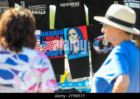 Mesa, Arizona, USA. Oktober 2024. Die Vizepräsidentin und Kandidatin der Demokratischen Partei Kamala Harris versammelte ihre Anhänger im Rawhide Event Center in Chandler, Arizona, einem zentralen Schlachtfeld des Präsidentschaftswahlkampfs 2024. Am Tag nach Beginn der frühen Wahlen forderte Harris die Arizonaner auf, ihre Stimmzettel frühzeitig abzugeben und betonte die Bedeutung des Staates für die Gestaltung der nationalen Ergebnisse. Dies ist ihr zweiter Besuch in Arizona in den letzten zwei Wochen und ihr dritter in den letzten zwei Monaten. (Kreditbild: © Eduardo Barraza/ZUMA Press Wire) NUR REDAKTIONELLE VERWENDUNG! Nicht für kommerzielle ZWECKE! Stockfoto