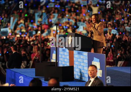 Mesa, Arizona, USA. Oktober 2024. Die Vizepräsidentin und Kandidatin der Demokratischen Partei Kamala Harris versammelte ihre Anhänger im Rawhide Event Center in Chandler, Arizona, einem zentralen Schlachtfeld des Präsidentschaftswahlkampfs 2024. Am Tag nach Beginn der frühen Wahlen forderte Harris die Arizonaner auf, ihre Stimmzettel frühzeitig abzugeben und betonte die Bedeutung des Staates für die Gestaltung der nationalen Ergebnisse. Dies ist ihr zweiter Besuch in Arizona in den letzten zwei Wochen und ihr dritter in den letzten zwei Monaten. (Kreditbild: © Eduardo Barraza/ZUMA Press Wire) NUR REDAKTIONELLE VERWENDUNG! Nicht für kommerzielle ZWECKE! Stockfoto