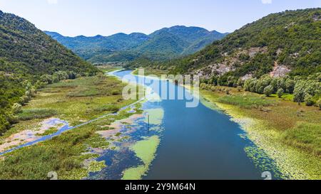 Aus der Vogelperspektive auf die gewundene Rijeka Crnojevića (Fluss Crnojević), die in den Bergen in der Nähe des Skadar-Sees in Montenegro fließt Stockfoto