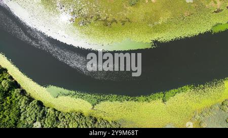 Aus der Vogelperspektive auf die gewundene Rijeka Crnojevića (Fluss Crnojević), die in den Bergen in der Nähe des Skadar-Sees in Montenegro fließt Stockfoto