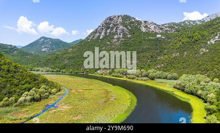 Aus der Vogelperspektive auf die gewundene Rijeka Crnojevića (Fluss Crnojević), die in den Bergen in der Nähe des Skadar-Sees in Montenegro fließt Stockfoto
