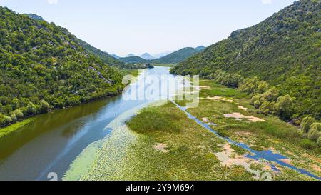 Aus der Vogelperspektive auf die gewundene Rijeka Crnojevića (Fluss Crnojević), die in den Bergen in der Nähe des Skadar-Sees in Montenegro fließt Stockfoto