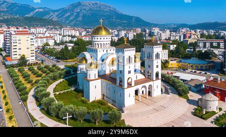 Aus der Vogelperspektive der Kirche St. Jovan Vladimir in Bar, Montenegro - serbisch-orthodoxe Kirche mit zwei Glockentürmen und vergoldeten Kuppeln in der Mitte von A Stockfoto