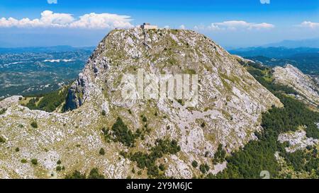 Aus der Vogelperspektive des Mausoleums von Njegoš auf dem Berg Lovćen im Nationalpark Lovćen bei Cetinje in Montenegro Stockfoto