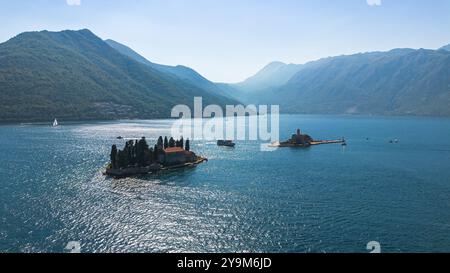 Aus der Vogelperspektive der Inselchen unserer Lieben Frau von den Felsen (Gospa od Škrpjela) und des Heiligen Georg (Sveti Dorde) in der Bucht von Kotor vor der Küste von Perast, Stockfoto