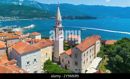 Aus der Vogelperspektive der Heiligen Dreifaltigkeitskirche in der Altstadt von Budva, erbaut auf einer Halbinsel entlang der Adriaküste in Montenegro Stockfoto