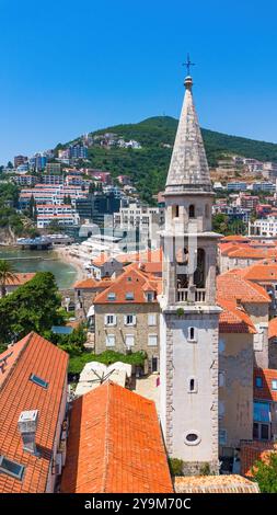 Aus der Vogelperspektive der Heiligen Dreifaltigkeitskirche in der Altstadt von Budva, erbaut auf einer Halbinsel entlang der Adriaküste in Montenegro Stockfoto