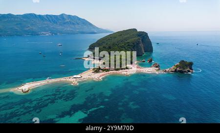 Aus der Vogelperspektive von Sveti Nikola (Insel des Heiligen Nikolaus) in einer Bucht der Budva-Riviera in der Adria in Montenegro Stockfoto
