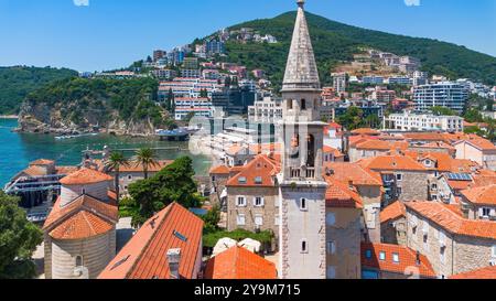 Aus der Vogelperspektive der Heiligen Dreifaltigkeitskirche in der Altstadt von Budva, erbaut auf einer Halbinsel entlang der Adriaküste in Montenegro Stockfoto