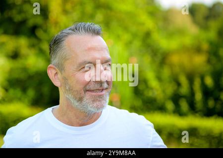 Das Bild zeigt einen Reifen Mann mit kurzen, grauen Haaren und einem gepflegten Bart. Stockfoto