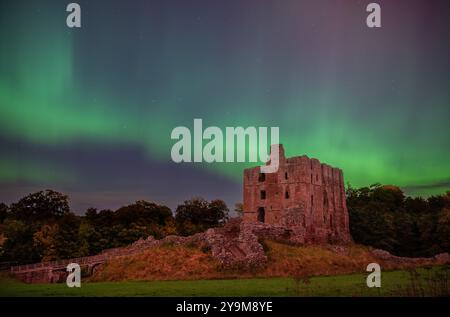 Die Nordlichter über Norham Castle, Northumberland, England, Großbritannien Stockfoto