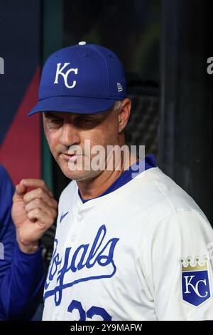 Kansas City, MO, USA. Oktober 2024. Matt Quatraro (33), Trainer der Kansas City Royals, vor dem vierten Spiel der American League Division Series gegen die New York Yankees im Kauffman Stadium in Kansas City, MO. David Smith/CSM/Alamy Live News Stockfoto