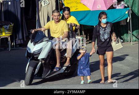 SAMUT PRAKAN, THAILAND, 08. Februar 2023, Menschen verlassen den Tagesmarkt Stockfoto