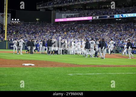 Kansas City, MO, USA. Oktober 2024. Die Bänke der Kansas City Royals und New York Yankees sind während des sechsten Inning des vierten Spiels der American League Division Series im Kauffman Stadium in Kansas City, MO, frei. David Smith/CSM/Alamy Live News Stockfoto