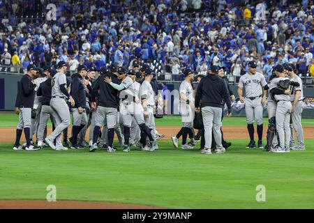 Kansas City, MO, USA. Oktober 2024. Die Spieler der New York Yankees feiern ihren Sieg 3-1 gegen die Kansas City Royals und gewinnen die American League Division Series im Kauffman Stadium in Kansas City, MO. David Smith/CSM/Alamy Live News Stockfoto