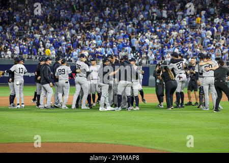 Kansas City, MO, USA. Oktober 2024. Die Spieler der New York Yankees feiern ihren Sieg 3-1 gegen die Kansas City Royals und gewinnen die American League Division Series im Kauffman Stadium in Kansas City, MO. David Smith/CSM/Alamy Live News Stockfoto