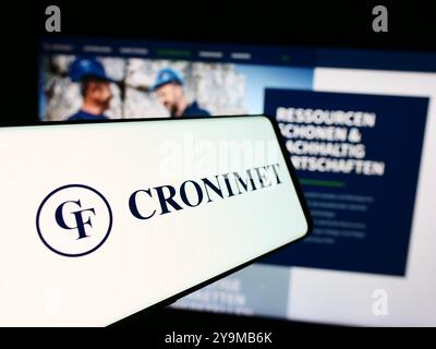 Deutschland. August 2024. In dieser Abbildung ist ein Mobiltelefon mit dem Logo des deutschen Metallrecyclingunternehmens Cronimet Holding GmbH vor der Website zu sehen. (Credit Image: © Timon Schneider/SOPA Images via ZUMA Press Wire) NUR REDAKTIONELLE VERWENDUNG! Nicht für kommerzielle ZWECKE! Stockfoto