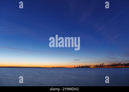 Vollmondaufgang über der Ostsee, Blick auf das Meer, später Sonnenuntergang Stockfoto