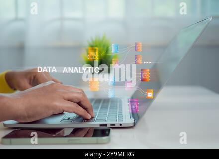 Geschäftsfrau, die Computer für Entwicklung und Analyse nutzt Datentechnologiemanagement System für die Planung von Marketingstrategien für Berichte. Diagrammanalyse A Stockfoto