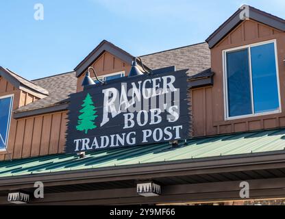 GATLINBURG, TN - 12. März 2024: Schild am Ranger Bobs Trading Post über den Eingang am Parkway. Stockfoto