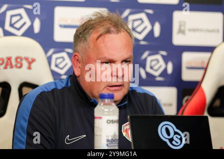 Krakau, Polen. Oktober 2024. Trainer Tomasz Tulacz von Puszcza Niepolomice wurde beim Fußballspiel der Polnischen Liga PKO BP Ekstraklasa 2024/2025 zwischen Puszcza Niepolomice und GKS Katowice im Cracovia Stadion gesehen. Endpunktzahl; Puszcza Niepolomice 0:6 GKS Kattowitz. Quelle: SOPA Images Limited/Alamy Live News Stockfoto