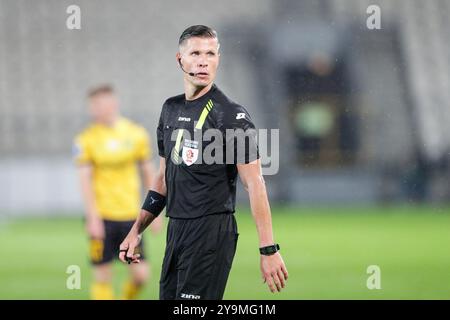 Krakau, Polen. Oktober 2024. Schiedsrichter Karol Arys aus Polen wurde beim Fußballspiel der Polnischen Liga PKO BP Ekstraklasa 2024/2025 zwischen Puszcza Niepolomice und GKS Katowice im Cracovia Stadion gesehen. Endpunktzahl; Puszcza Niepolomice 0:6 GKS Kattowitz. Quelle: SOPA Images Limited/Alamy Live News Stockfoto