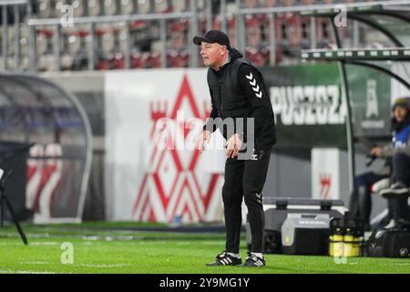 Krakau, Polen. Oktober 2024. Trainer Rafal Gorak von GKS Katowice wurde beim Fußballspiel der Polnischen Liga PKO BP Ekstraklasa 2024/2025 zwischen Puszcza Niepolomice und GKS Katowice im Cracovia Stadion gesehen. Endpunktzahl; Puszcza Niepolomice 0:6 GKS Kattowitz. Quelle: SOPA Images Limited/Alamy Live News Stockfoto