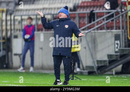 Krakau, Polen. Oktober 2024. Trainer Tomasz Tulacz von Puszcza Niepolomice wurde beim Fußballspiel der Polnischen Liga PKO BP Ekstraklasa 2024/2025 zwischen Puszcza Niepolomice und GKS Katowice im Cracovia Stadion gesehen. Endpunktzahl; Puszcza Niepolomice 0:6 GKS Kattowitz. Quelle: SOPA Images Limited/Alamy Live News Stockfoto