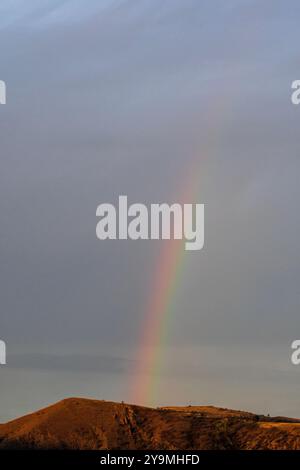 Rainbow Over the Hill: Eine sanfte Berührung nach dem Regen Stockfoto