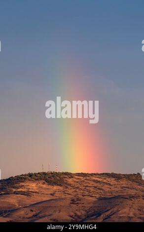 Rainbow Over the Hill: Eine sanfte Berührung nach dem Regen Stockfoto