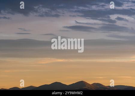 Dramatischer bewölkter Himmel über dem Double Hill Mountain: Eine wunderschöne Landschaft Stockfoto