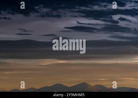 Dramatischer bewölkter Himmel über dem Double Hill Mountain: Eine wunderschöne Landschaft Stockfoto