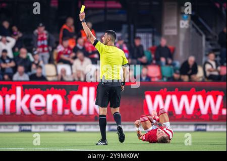 Silkeborg, Dänemark. September 2024. Refere Aydin Uslu wurde während des 3F Superliga-Spiels zwischen Silkeborg IF und Broendby IF im Jysk Park in Silkeborg gesehen. Stockfoto