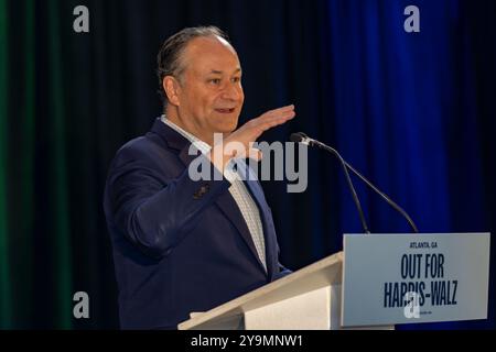 Atlanta, Georgia – 10. Oktober 2024: Der zweite Gentleman Doug Emhoff spricht bei der Atlanta Pride-Veranstaltung mit der Schauspielerin und Aktivistin Julia Roberts und Senatorin Raphael Warnock. (Foto: Phil Mistry / PHIL FOTO) Credit: Phil Mistry/Alamy Live News Stockfoto