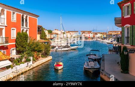 Dorf auf Stelzen von Port Grimaud, im Var in der Provence Alpes Côte d'Azur, Frankreich Stockfoto