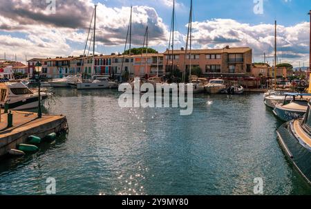 Dorf auf Stelzen von Port Grimaud, im Var in der Provence Alpes Côte d'Azur, Frankreich Stockfoto